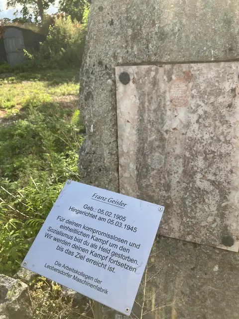 An den LMF-Arbeiter Franz Geisler, Widerstandskämpfer gegen das Hitler-Regime, hingerichtet am 5.3. 1945, erinnert dieser Gedenkstein am Areal der LMF | Foto: Gabriela Stockmann