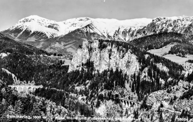 Eine Postkartenansicht auf das Viadukt über die Kalte Rinne und die Polleroswand mit der Rax im Hintergrund.  | Foto: Fotoarchiv