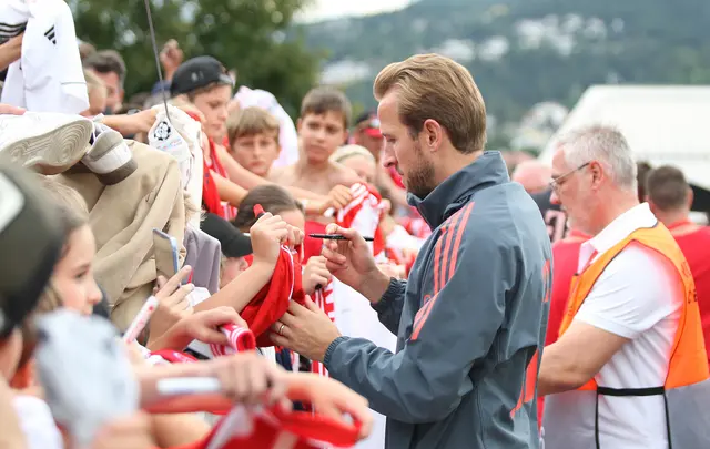 Auch Harry Kane griff noch vor der Halbzeit zum Stift und machte vorwiegend jugendliche Anhänger glücklich. | Foto: Peter Leitner