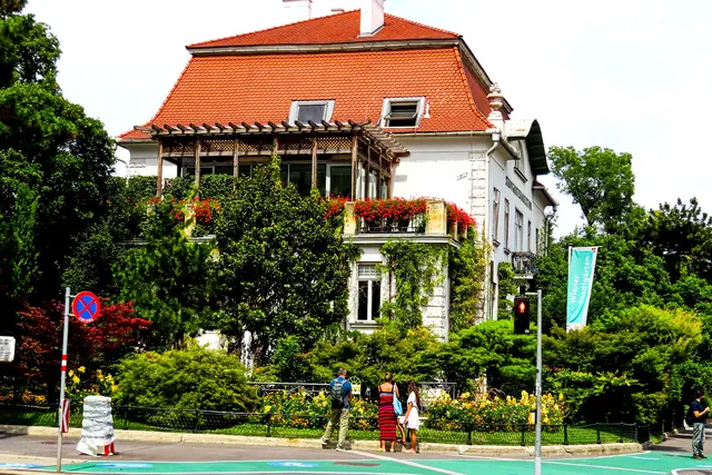 Die Direktion des Wiener Stadtgartenamts hat ihren Sitz unmittelbar neben dem Stadt- bzw. dem Kinderpark (so heißt der Parkteil am rechten Wienfluss-Ufer, dieser gehört zum 3. Wiener Gemeindebezirk) und ist natürlich so etwas wie ihre eigene Visitenkarte