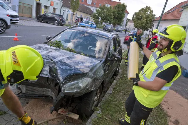 Pkw Lenkerin prallt im Ortsgebiet frontal gegen Baum. | Foto: BFKDO Baden / Stefan Schneider