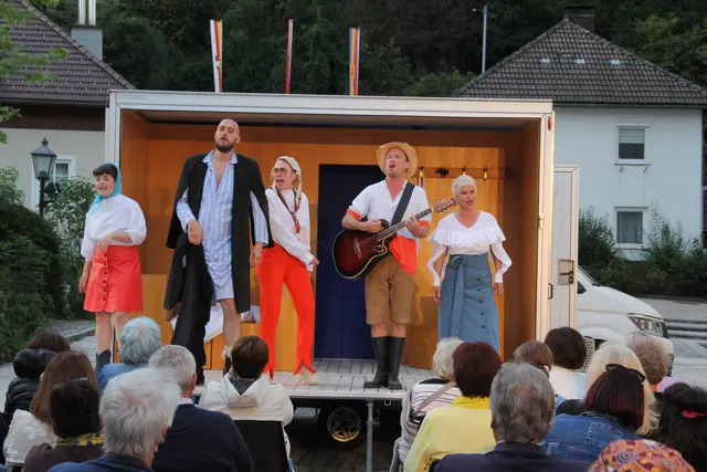 Das Ensemble des Theaterwagen Porcia begeisterte das Publikum in Straßburg | Foto: Peter Pugganig