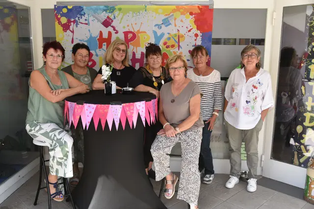 Die Künstlerinnen vom Verein " Die kreativen Pinseln"  | Foto: Gerald Dreisieber