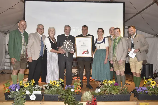 Im Bild: Landesrat Josef Schwaiger und Leo Bauernberger (GF der SalzburgerLand Tourismus GmbH, SLTG) bei der Ehrung für Familie Santner vulgo Fötschl. | Foto: Land Salzburg/Franz Neumayr