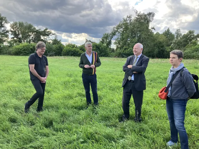 Links Günther Lessig, Organisator einer Führung durch die Leobersdorfer Maschinenfabrik. | Foto: Gabriela Stockmann