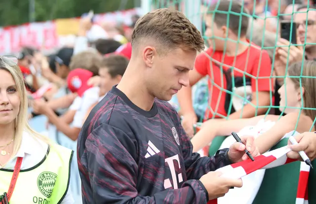Mitelfeldmotor Joshua Kimmich verzichtete auf fußballerische Feinheiten und erfüllte Autogrammwünsche. | Foto: Peter Leitner