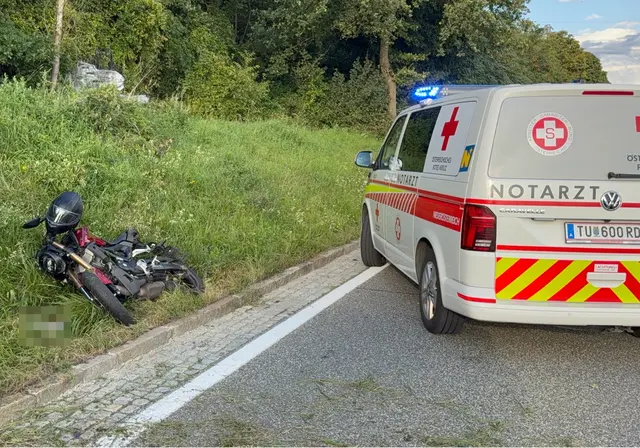 Aus bislang ungeklärter Ursache kam ein Motorradfahrer von der Fahrbahn ab, geriet auf den Grünstreifen und prallte frontal gegen eine Steinmauer.  | Foto: DOKU-NÖ