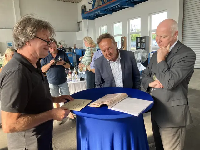 Günther Lessig (l.) organisierte die Führung durch die Leobersdorfer Maschinenfabrik. Mit den beiden Geschäftsführern Dr. Günther Ognar (r.) und Mag. Gerhard Berger (Mitte). Die Führung durch die Fabrik wurde mit einer Besichtigung des kleinen internen Museums beendet. | Foto: Gabriela Stockmann