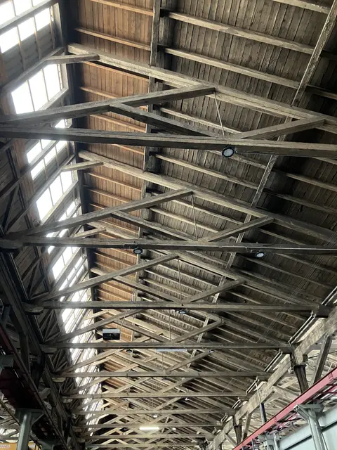 Teilweise sind in den Fabrikshallen auch noch alte Dachkonstruktionen erhalten. | Foto: Gabriela Stockmann