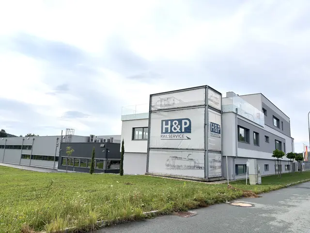 Die Firma H&amp;P Railservice hat jüngst ihren Betrieb um eine weitere Produktionshalle erweitert.  | Foto: Elisabeth Kloiber