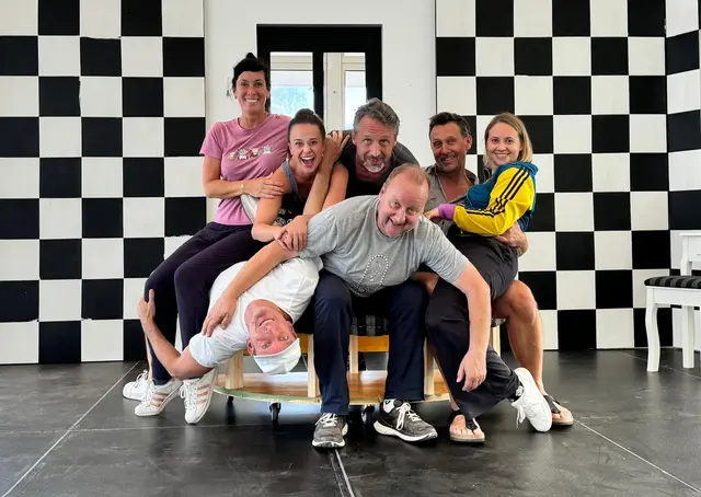 Das Ensemble des Uhudlerlandestheater blickt voller Vorfreude der Premiere am Donnerstag, dem 4. September, auf Schloss Tabor entgegen.  | Foto: Natalie Luisser/KBB