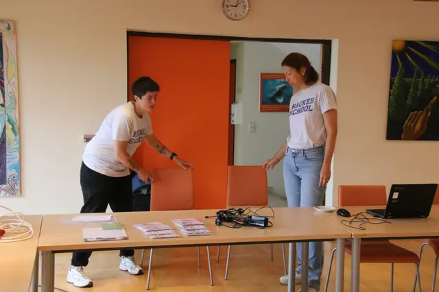v. l. Stefanie Susser und Yvonne Bauer bei der Vorbereitung  | Foto: Eduard Wimmer