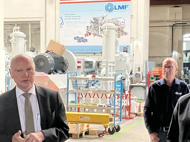 Dr. Günther Ognar (l.) erläutert Geschichtliches und Technisches aus der Leobersdorfer Maschinenfabrik | Foto: Gabriela Stockmann