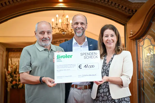Die TIROLER Vorstände Isolde Stieg und Franz Mair freuen sich mit Herbert Peer vom Netzwerk Tirol hilft über 17.000 Euro, die beim Charity-Golfturnier zusammen kamen. | Foto: Gabriele Griessenböck