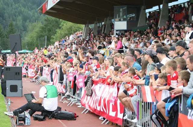 Die Haupttribüne in der „Red Eagles Austria Arena” war bis auf den letzten Platz gefüllt. | Foto: Peter Leitner