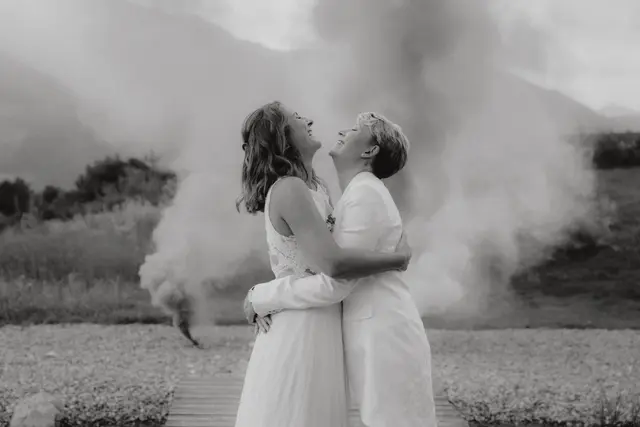 Mit diesem ausdrucksstarken Hochzeitsfoto wurde Julia Huber aus Wattens in der Kategorie Brautpaar für den Braut Foto Award 2025 nominiert. | Foto: Julia Huber 