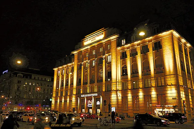 Beim Creditanstalt-Bankverein, damals die größte Bank Österreichs mit Sitz am Schottentor.