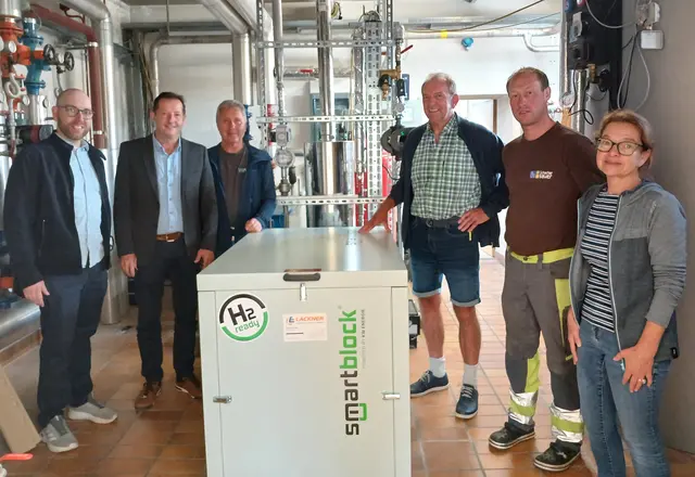 KEM-Manager Jakob Arnold, WAV-Obmann Bgm. Kurt Pawluk, Geschäftsführer Arthur Rohregger, GF Fa. Franz Lackner, Betriebselektriker David Strutzenberger und Hemma Adlung vom Land OÖ (von links). | Foto: Pawluk