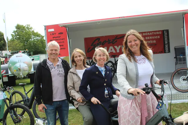 Aussteller Christian Mayr mit Bettina Wielach (Frau in der Wirtschaft) sowie von der Wirtschaftskammer Perg Obfrau Eveline Grabmann und Leiterin Eva Steinkellner. | Foto: MeinBezirk Perg/Köck