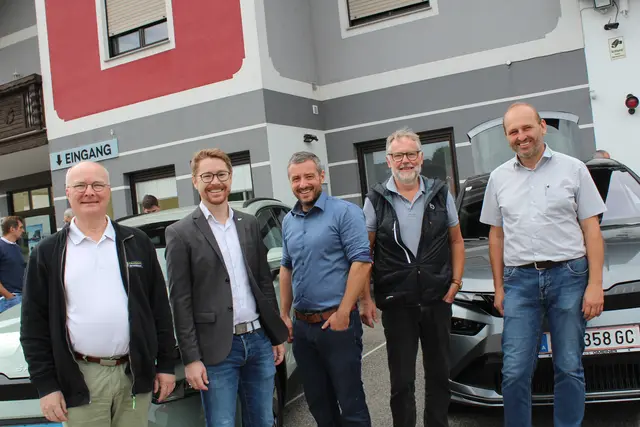 "Das Elektroauto als Stromspeicher" lautete der Titel einer Podiumsdiskussion beim Autohaus Gmeiner. Am Bild von links Christian Peter (EMC Elektro-MobilitätsClub Austria), Philipp Kain (E-Werk Perg), Kurt Leonhartsberger (KEM Bezirk Perg), Gewerbeschau-Organisator Erhard Meindl, Franz Langeder vom Autohaus Gmeiner. | Foto: MeinBezirk Perg/Köck