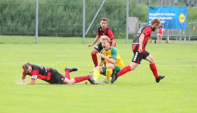 Aaron Wallisch wird in dieser Szene unsanft von den Beinen geholt. | Foto: Peter Leitner