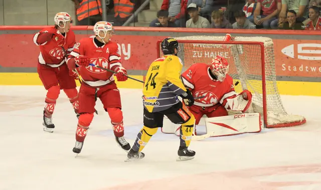 Souch (44, Vienna Capitals) erzielt das 2:0 für die Wiener - Vorauer im Tor der Rotjacken kann dem Puck nur mehr hinterherschauen. | Foto: MeinBezirk.at