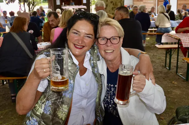 Christine Schuch und Karin Hillmaier ließen sich das Bier schmecken. | Foto: Elisabeth Peinsipp