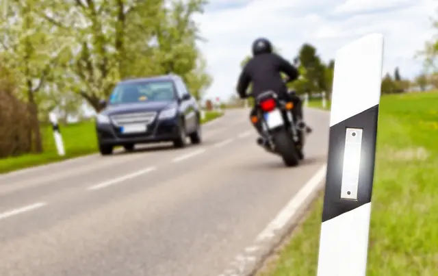 Ein Motorradfahrer aus dem Bezirk Klagenfurt Land kam vor der Straße ab und stürzte. (Symbolbild) | Foto: stock.adobe.com/at/Jürgen Fälchle