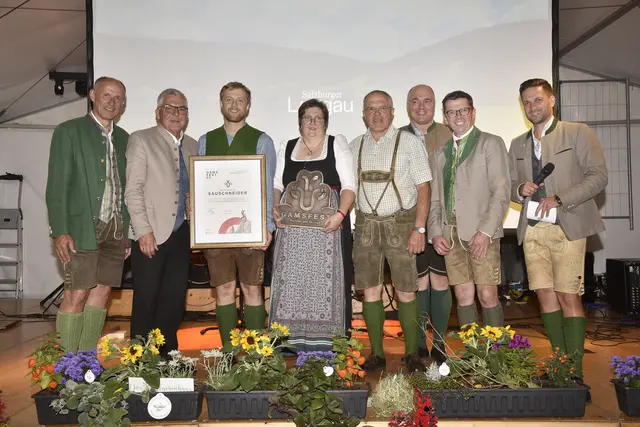 Ehrung für Familie Löcker vulgo Sauschneider,, St. Margarethen im Lungau. | Foto: Land Salzburg/Franz Neumayr