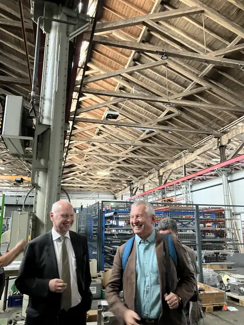 Dr. Günther Ognar scherzt bei seiner Führung auch mit Interessierten. | Foto: Gabriela Stockmann