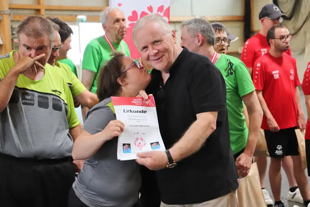 Die Freude über Platz 1 in der Gruppe B ist bei der Lebenshilfe Trofaiach so groß, dass es bei der Siegerehrung für Seiersberg-Pirkas Gemeindekassier Werner Koch ein spontanes Busserl von Sabine Bonus gab | Foto: Edith Ertl