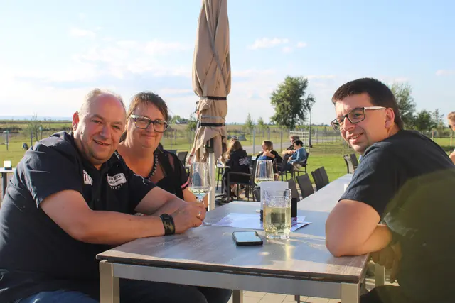 Bei einem Glas Wein konnten die Gäste des Alpakahofs Pinetz die letzten Sonnenstrahlen nutzen. 