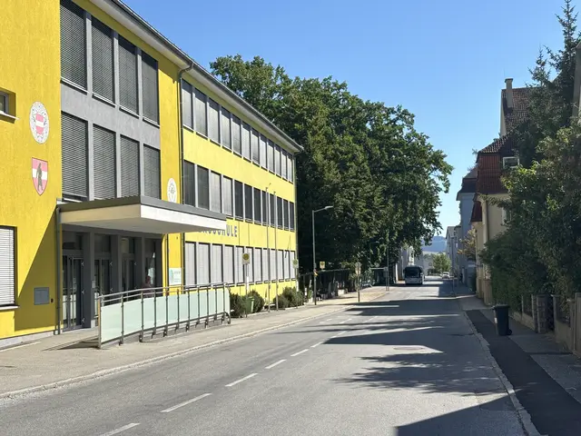 Noch herrscht Ruhe in der Gymnasiumstraße in Waidhofen - das wird sich mit Schulsart am 1. September ändern. | Foto: Daniel Schmidt