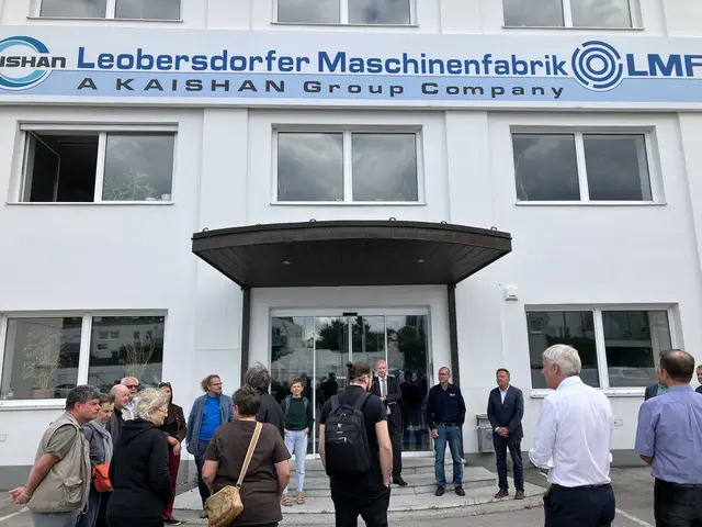 2016 wurde die LMF von der A Kaishan Group Company übernommen. Das Interesse an der Führung durch den Industriebetrieb in Leobersdorf war groß. | Foto: Gabriela Stockmann