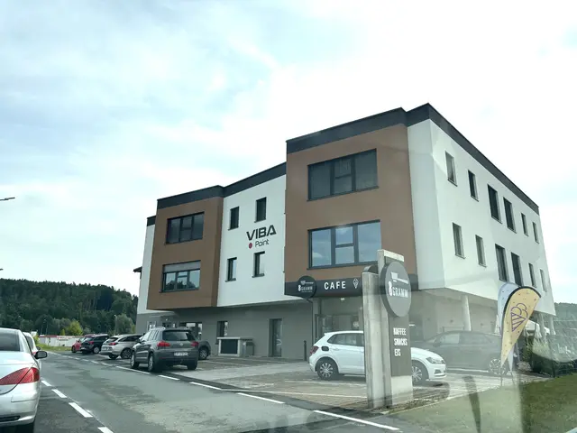 Hat sich zu einem beliebten Treffpunkt im Gewerbegebiet Kemeten entwickelt - der VIBA-Point mit dem Café Schranz.  | Foto: Elisabeth Kloiber