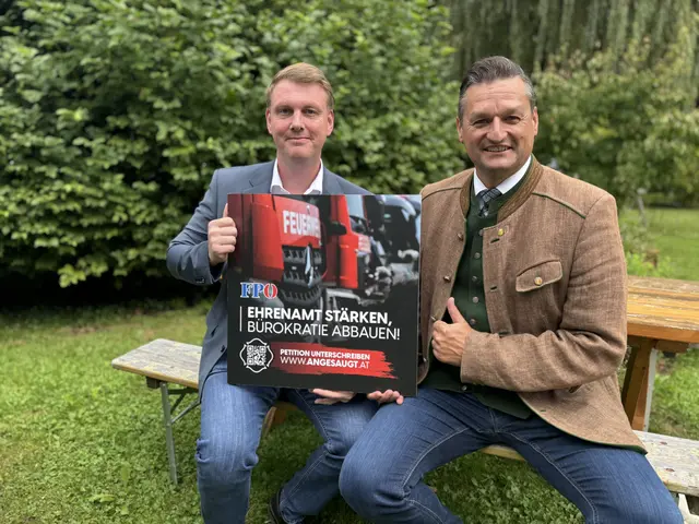 FPÖ-Bezirksparteiobmann Michael GRuber (re.) mit FPÖ-Nationalrat und Ehrenamtssprecher Harald Thau. | Foto: Staudinger