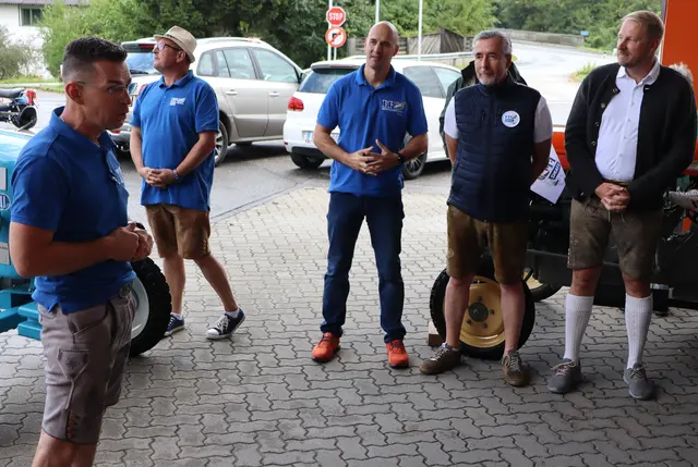 Organisator David Weiß erklärt das Reiseprogramm | Foto: Gerhard Langmann
