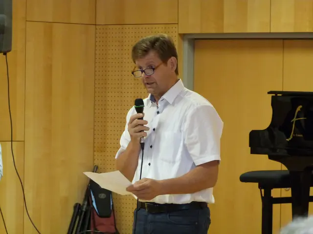 Auch Bürgermeister Johann Heisz zeigte seinen Respekt vor dein eifrigen Englisch-Lernern.  | Foto: Vanessa Wittmann