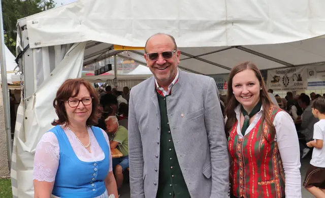 Bgm. Josef Birnstingl mit Monika Melbinger (li) vom Pfarrgemeinderat und Kapellmeisterin Melanie Eißl | Foto: Edith Ertl