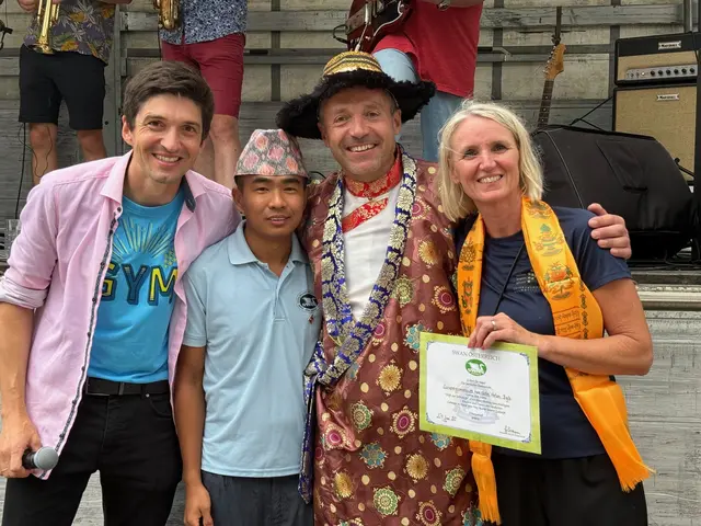 Lehrer Andreas Peterseil, Thanka und Gerhard Ebner vom "Verein Swan" sowie Direktorin Verena Schuster-Schedlberger. | Foto: Europagymnasium Baumgartenberg