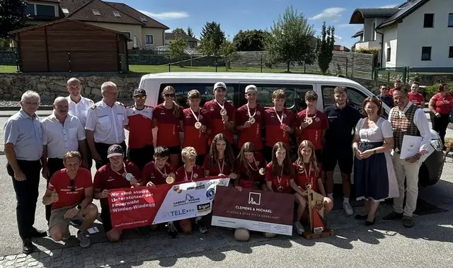 Die FF-Jugendgruppe ist zuhause in Schwertberg angekommen - und wurde von Fans, Betreuern und der Landesrätin erwartet. | Foto: Land OÖ