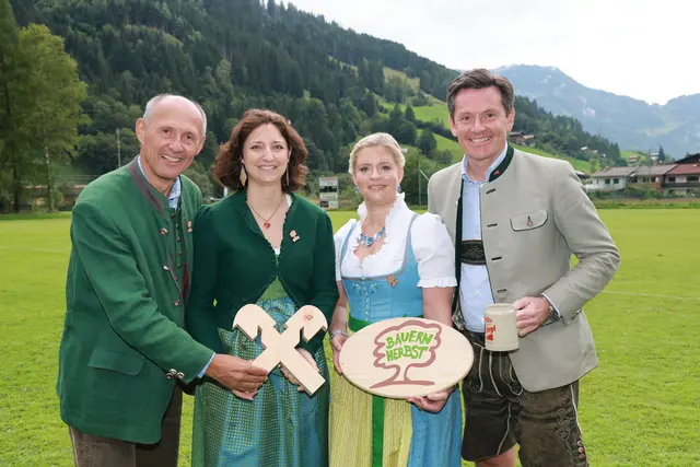von l. nach r. Leo Bauernberger, SalzburgerLand Tourismus; Anna Doblhofer-Bachleitner, Raiffeisen Salzburg; Eveline Bimminger, SalzburgerLand Tourismus; Thomas Gstaltmaier, Stiegl Brauerei | Foto: Franz Neumayr