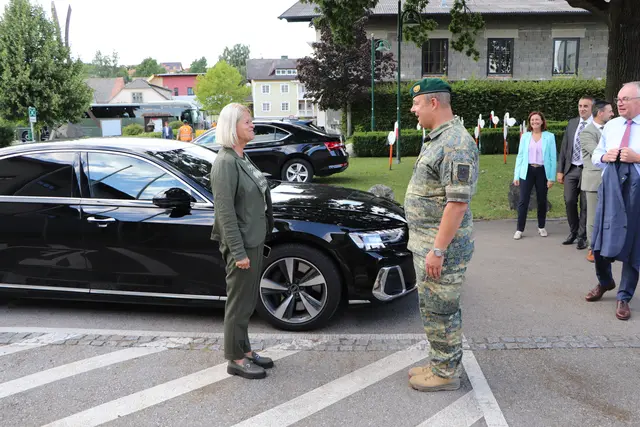 Verteidigungsministerin Claudia Tanner und Georg Härtinger (Miliärkommandant) | Foto: Tanja Handlfinger