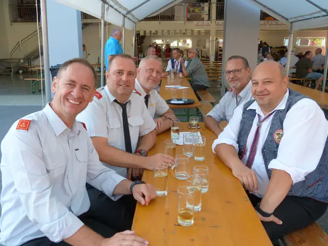 Bürgermeister Thomas Hauser, welcher selbst Teil der Feuerwehr ist und die gesamte Mannschaft zeigten sich hochzufrieden. | Foto: Vanessa Wittmann