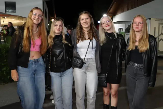 Leonie, Julia, Hanna, Sabrina und Mia sind beste Freundinnen und freuen sich auf einen tollen gemeinsamen Abend. | Foto: Markus Bäumler/zema-medien.de