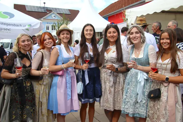 Dirndlkleider in traditionellen und modernen Variationen prägten das Bild beim dreitägigen Fest auf dem Stegersbacher Hauptplatz. | Foto: Martin Wurglits