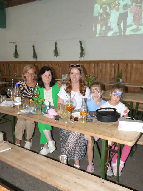 Mit traumhaften Gesichtbemalungen und erfrischenden Getränken zelebrierten die Besucherinnen das Pfarrfest in Deutschkreutz.  | Foto: Vanessa Wittmann