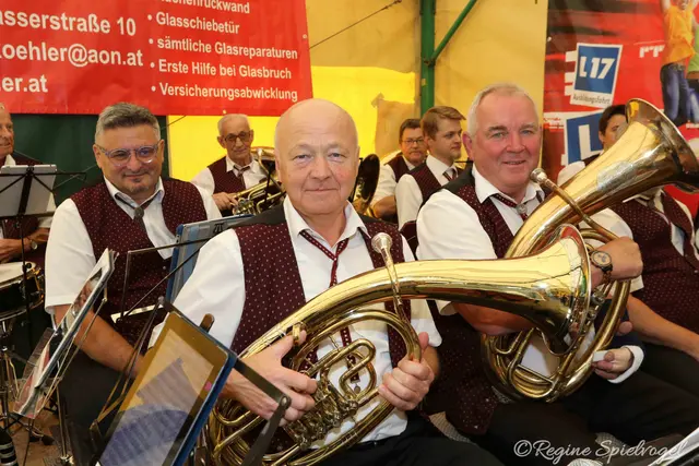 Ab 11 Uhr spielte die Blasmusik "Die Hochstraßer" unter Obmann Josef Zinner auf und sorgte beim Frühschoppen für gute Laune im Festzelt der FF Rekawinkel. 