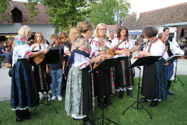 Tamburica Siegendorf macht sich fertig für ihren Auftritt 