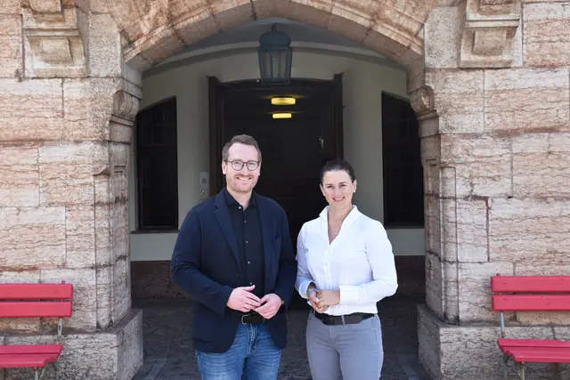 LHStv Philip Wohlgemuth und LRin Astrid Mair vor dem Schloss Mentlberg.
| Foto: Land Tirol/Pölzl